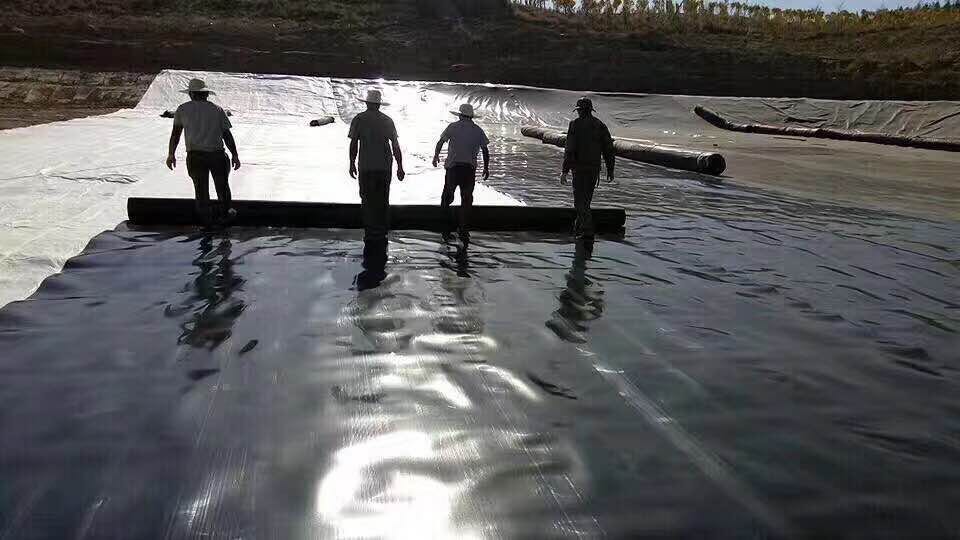 復合土工膜邊坡鋪設(shè)最省力的方式