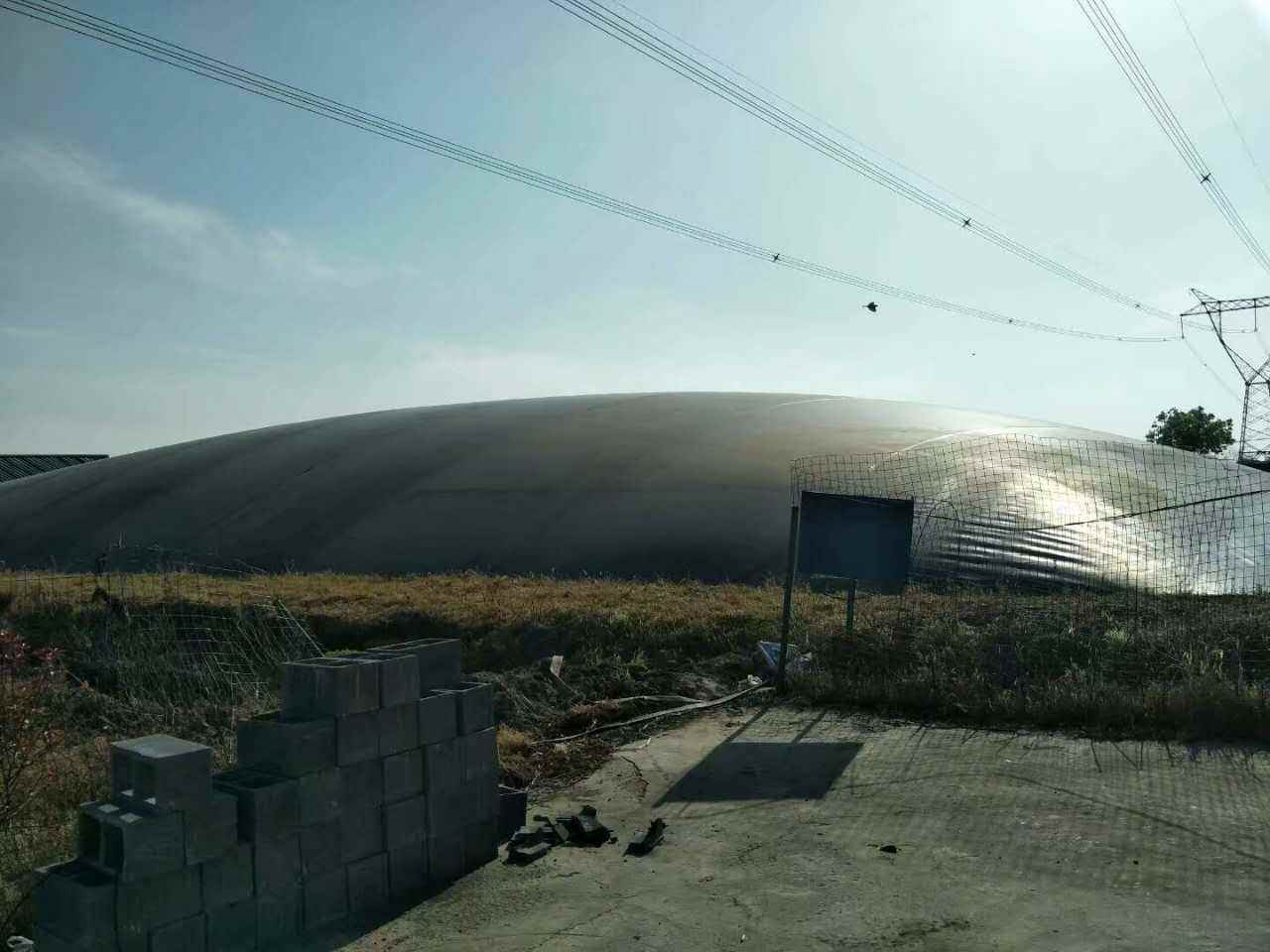 修筑完工的外圍堰鋪設土工膜表面一定要加寬嗎？